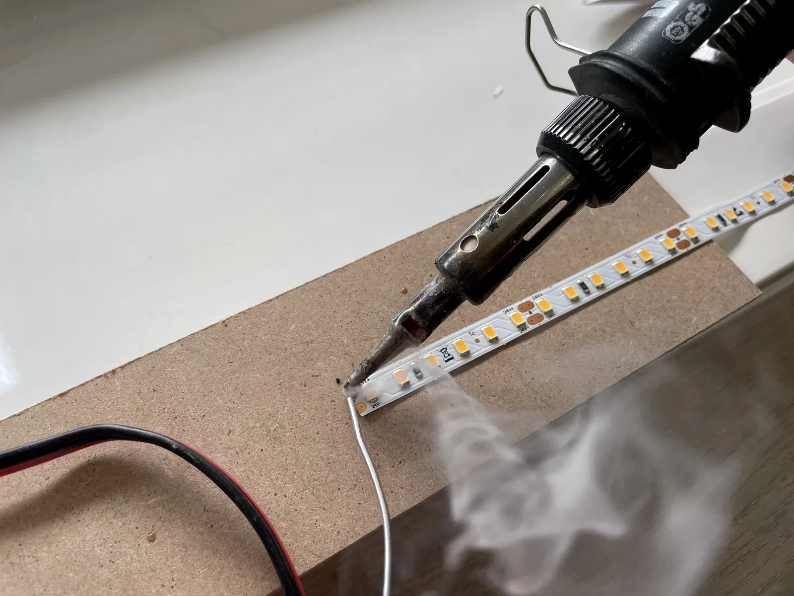 Lavorazione e assemblaggio di un componente luminoso