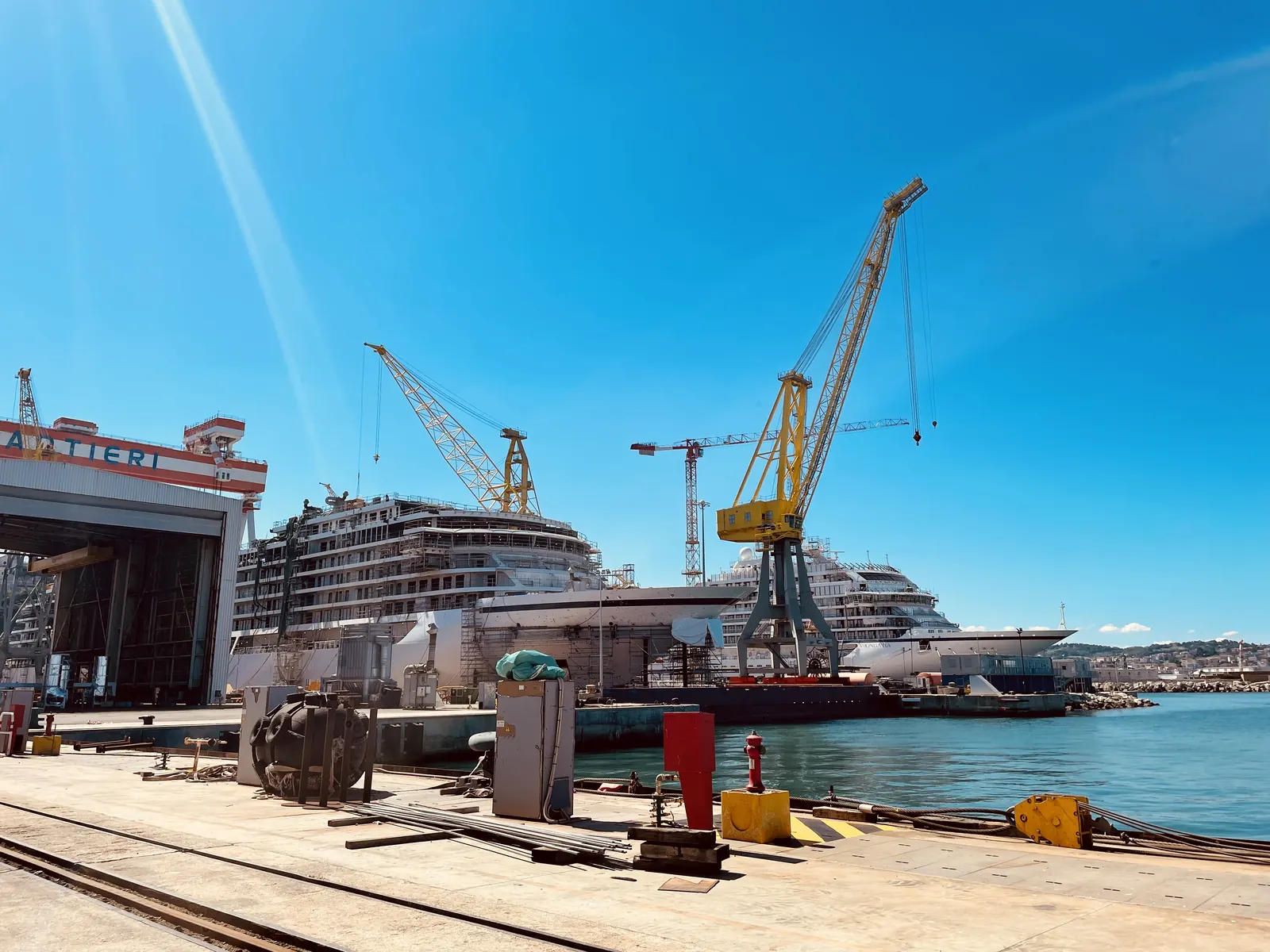 Navi e grandi gru in un cantiere navale