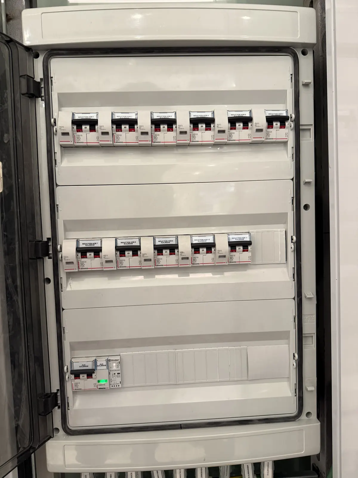 Quadro elettrico con componenti e cablaggi organizzati