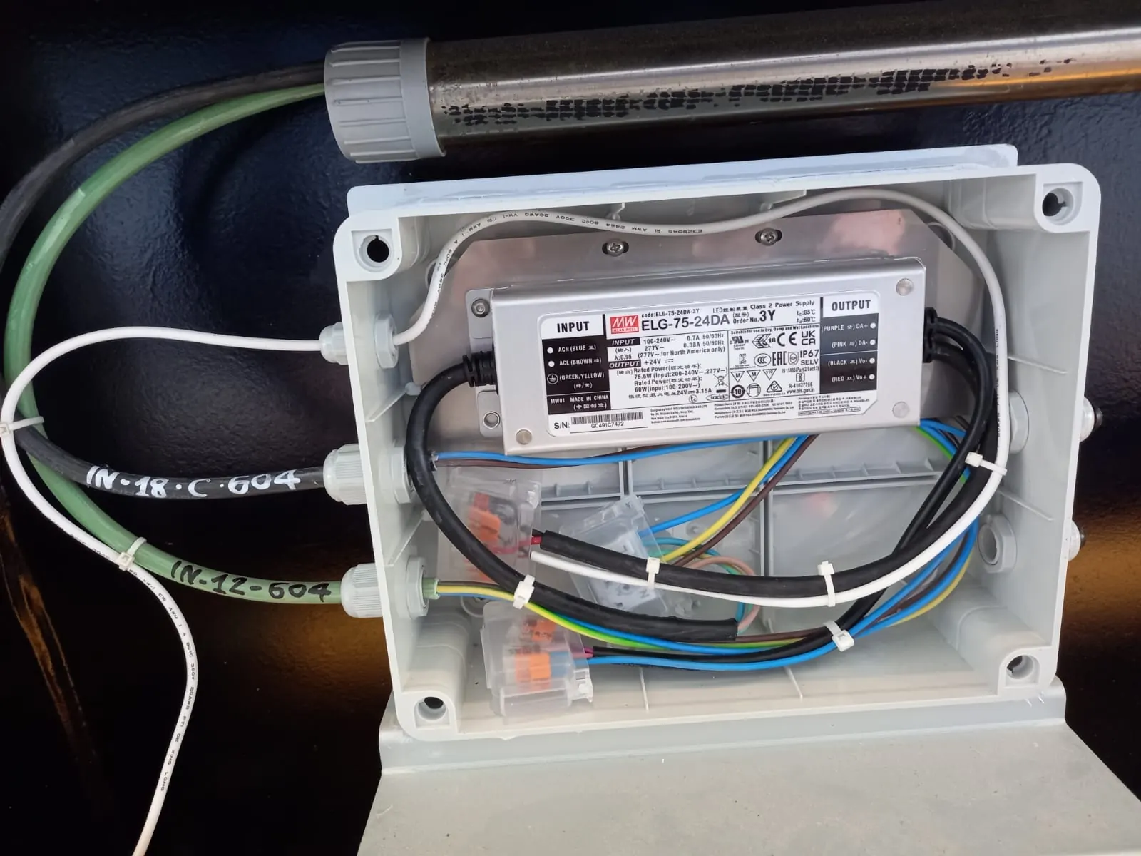 Dettaglio di collegamenti elettrici in una scatola di derivazione