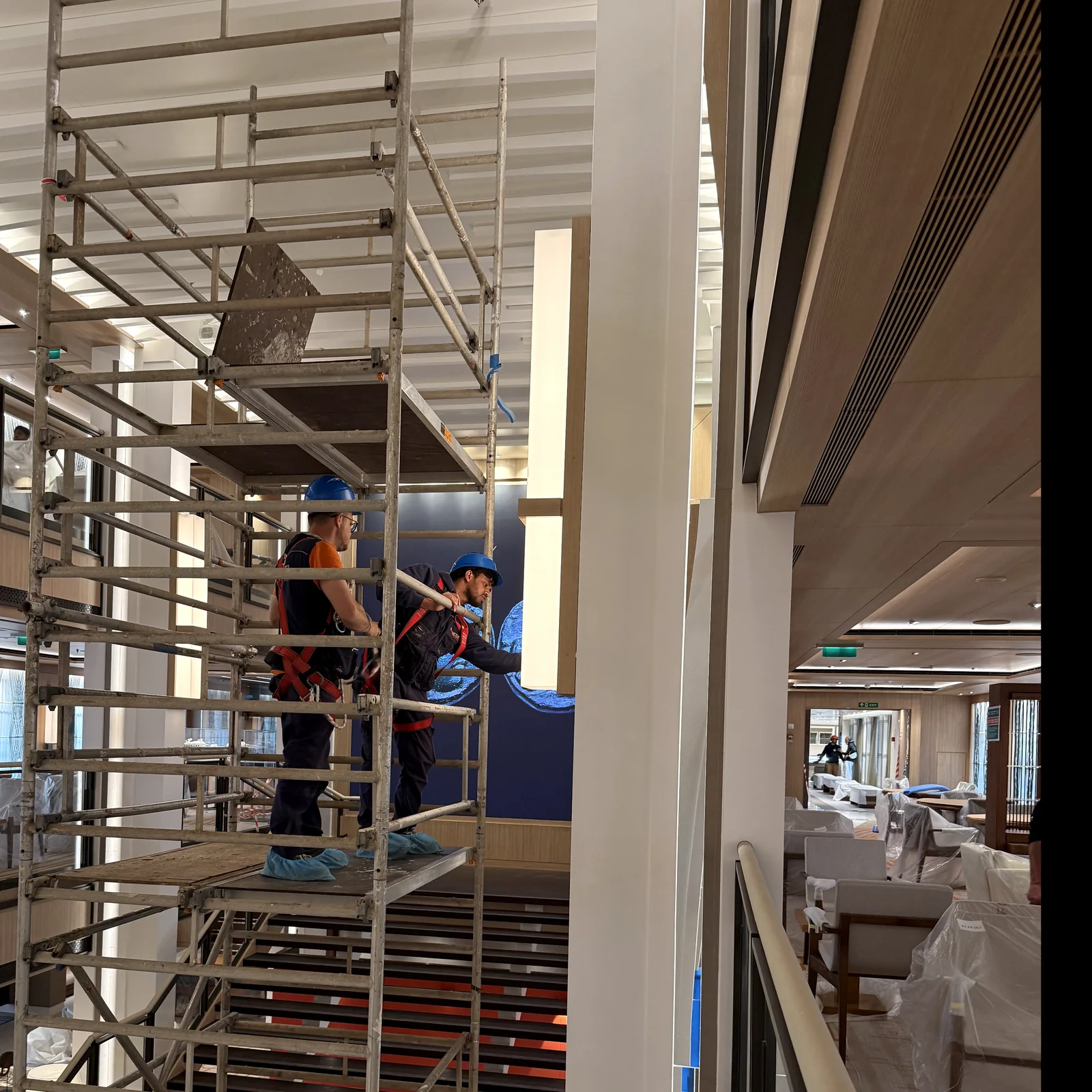 Operatori REDEL durante un’attività di installazione su ponteggio