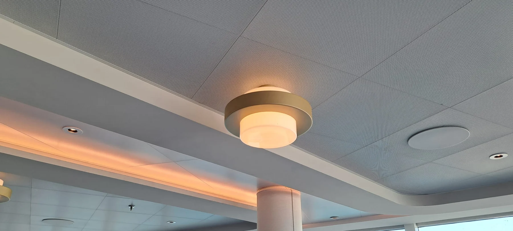 Corpo illuminante installato a soffitto in un ambiente interno