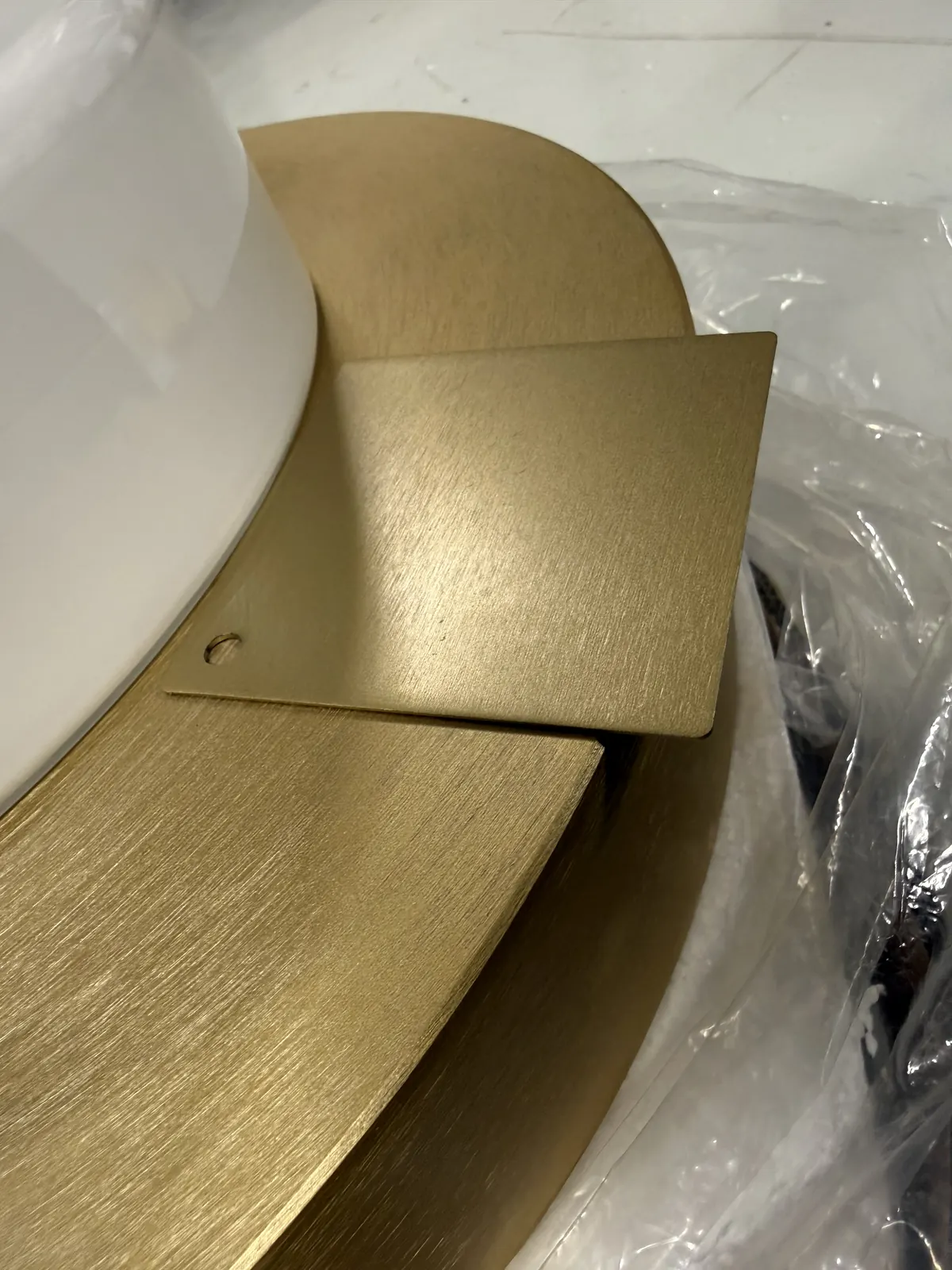 Preparazione e assemblaggio di componenti illuminotecnici