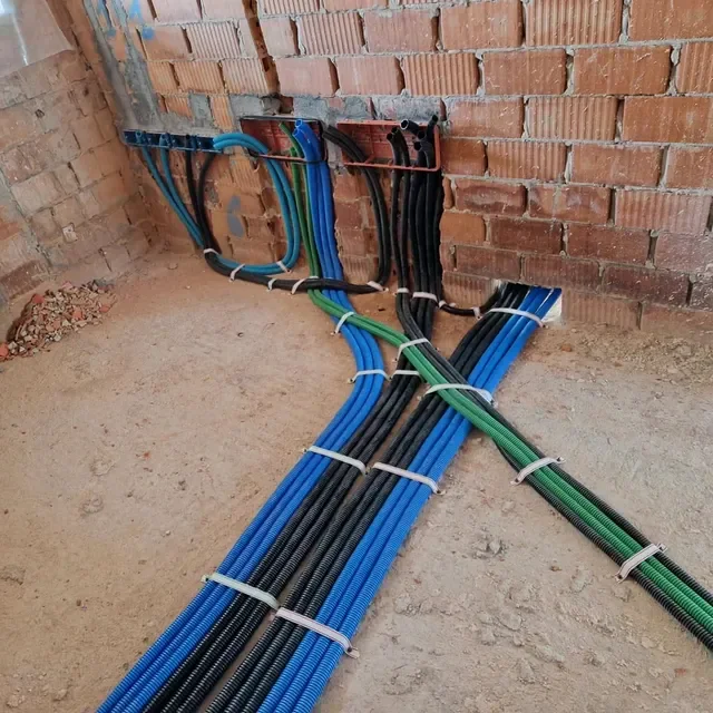 Canalizzazioni elettriche predisposte in un ambiente civile in costruzione