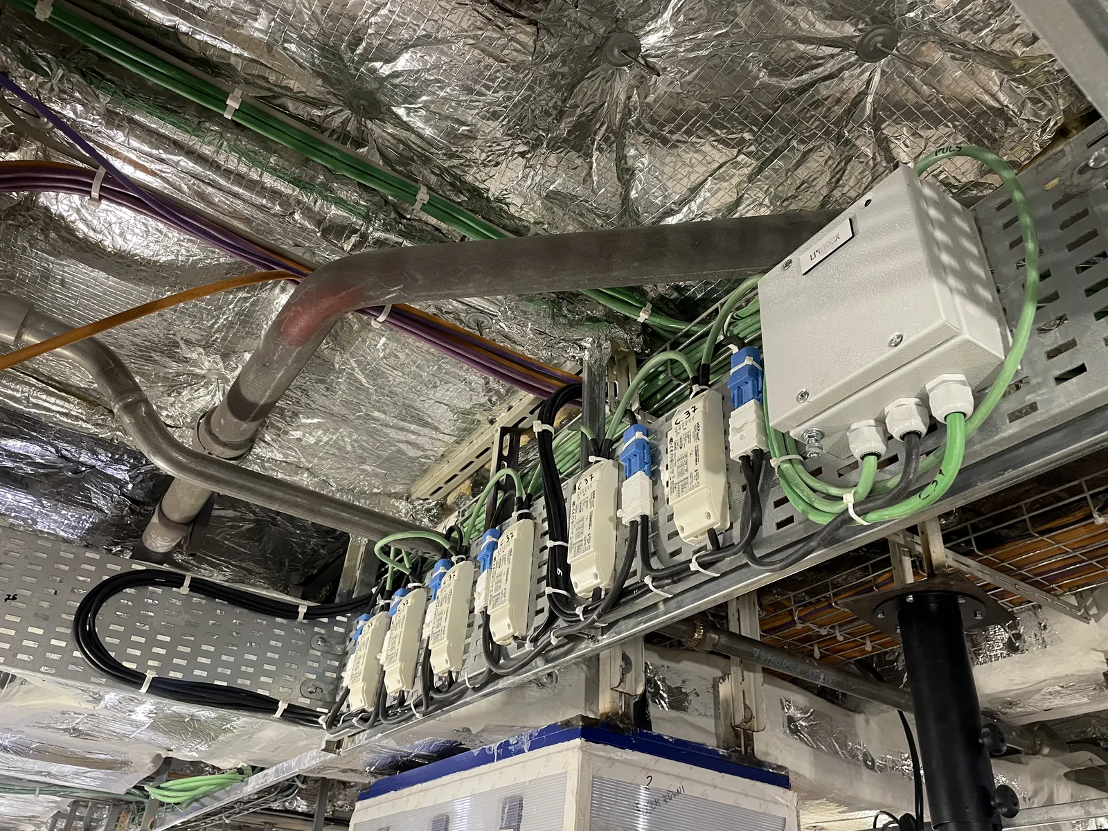 Struttura tecnica con canalizzazioni e collegamenti elettrici